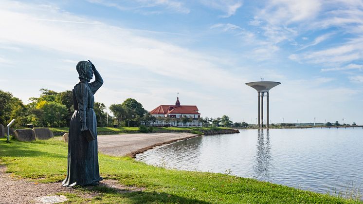 I år är det 140 år sedan Selma Lagerlöf flyttade till Landskrona. Detta firas med ett flertal evenemang under året. Foto: Oskar Fäldt, Selma Lagerlöf-statyn är skapad av konstnären Jonas Högström.