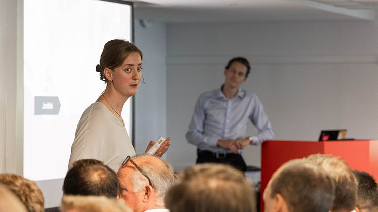 Elisabeth Aspaas Rundsjø og Petter Sandstad Torgersen fra BDO holdt et engasjerende foredrag om kunstig intelligens, hvor både fordeler og utfordringer ble belyst.