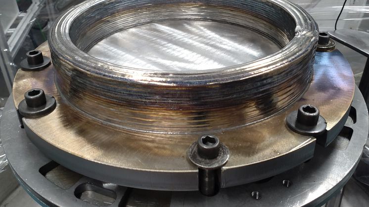 Att bygga komponenter med additiv tillverkning sparar mycket tid och material jämfört med traditionell tillverkningsteknik. Bilden visar en provgeometri byggd på Produktionstekniskt centrum. Foto: Procada.