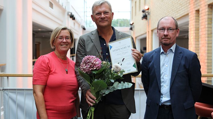 Anders Bengtsson, mottagare av Nanna Svartz-stipendiet 2024, flankerad av Lotta Håkansson, Reumatikerförbundet, och Peter Nilsson, Pfizer