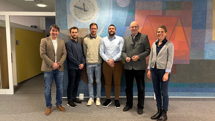 Auftakt für die Kommunale Wärmeplanung in Krailling (v.li.): Stefan Drexl (Bayernwerk Netz GmbH), Béla van Rinsum und Nils Schild (INEV), Steffen Mayer (Bayernwerk Netz) mit Bürgermeister Rudolph Haux und Klimaschutzmanagerin Dr. Christine Papst.