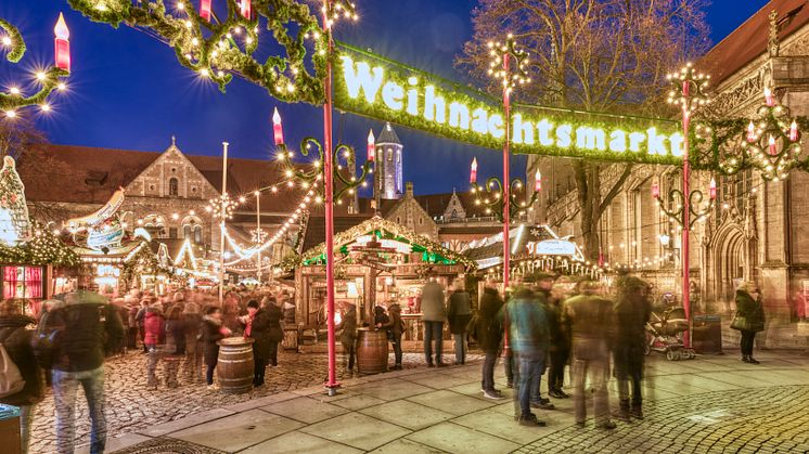 Braunschweig_Weihnachtsmarkt_in_der_Altstadt_am_Dom.JPG
