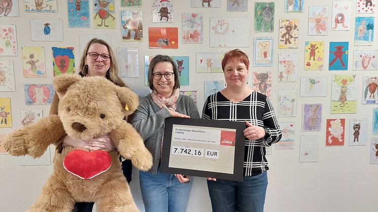 Daniela Schmidt, Kerstin Stadler und Anja Gotthans präsentieren stolz den Spendenscheck