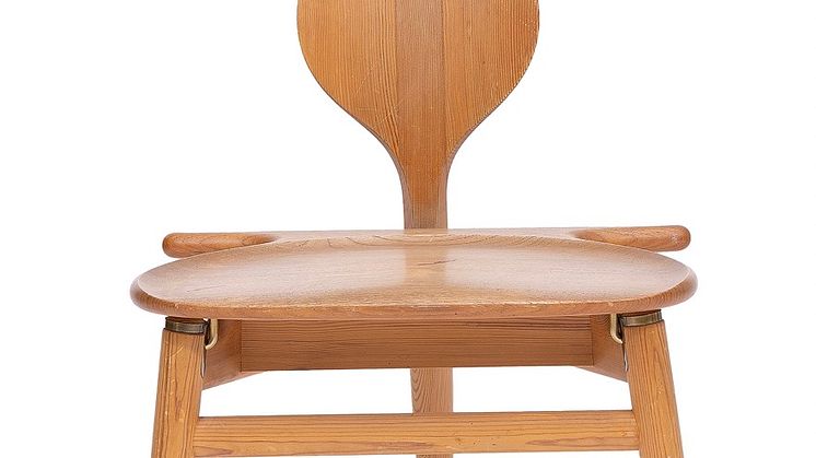 Hans J. Wegner- “Jakkens Hvile”:“Bøjlestolen”. Skulpturel stol med stel af massiv fyr, opklappeligt sæde af massiv teak. – stor.jpeg
