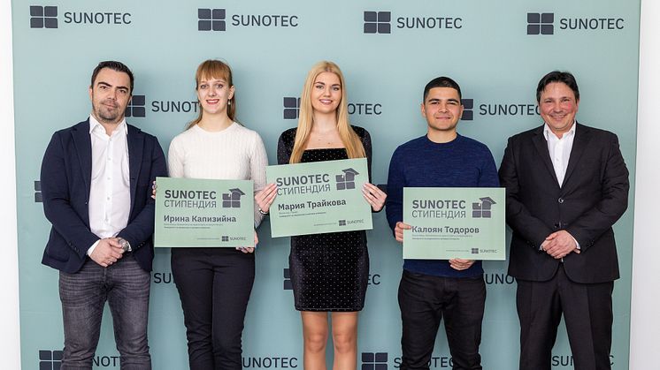 Empowering Future Energy Leaders: SUNOTEC Founder and CEO Kaloyan Velichkov with Scholarship Recipients at UNWE in Sofia