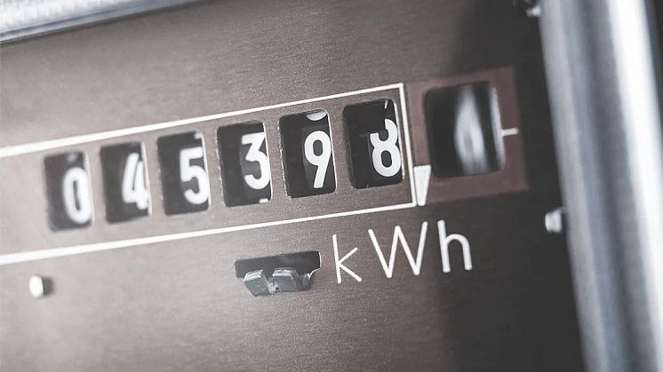 Spar energi på arbejdspladsen ved at bruge varmeblæsere og olieradiatorer. Sænk temperaturen, opsæt stikdåser med afbrydere, overvej LED-belysning, og vinterhyg med måde. Følg rådene for at spare energi og reducere omkostninger på arbejdspladsen.
