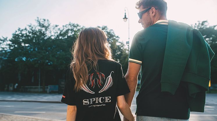 lo_merch_lifestyle_models-1903_CMYK_300dpi.jpg