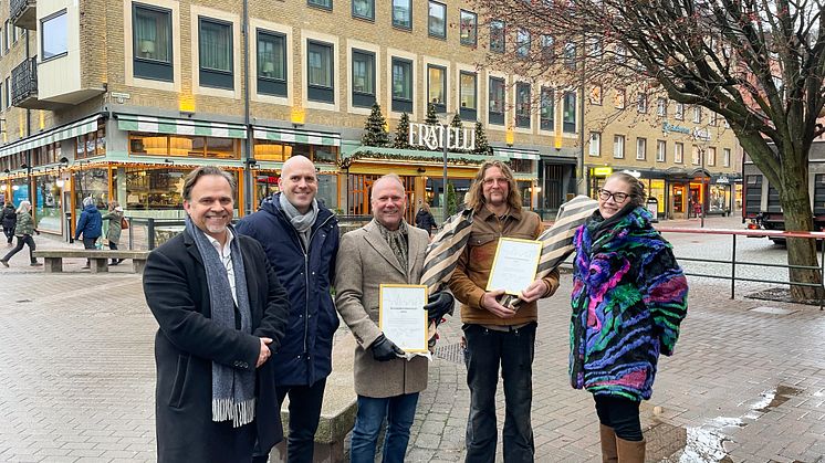 På bilden ser vi pristagarna och stadsbyggnadsnämndens presidium. Från vänster: Niklas Wikström (L), Anders Tallgren (S), Peter Persson, Anders Zika, och Carola Bolmstedt (C).