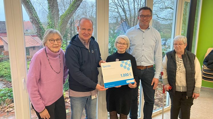 Niels Gallowsky (2. v. l.) und Stephan Sievers (2. v. r.) von Schleswig-Holstein Netz übergeben den Spendenscheck an den Hospizverein Lütjenburg e.V.: Helga Blohm (l.), Ute Dittmer (M.) und Helga Hanusch (r.).
