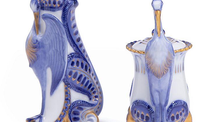 Pietro Krohn- ”Hejrestellet” sennepskrukke og strøbøsse af porcelæn, dekoreret i blåt og guld, modellerede med hejre. Bing & Grøndahl. H. 12 and 14 cm. .jpg