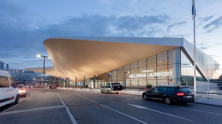 Helsinki Airport departures and arrivals building.jpeg