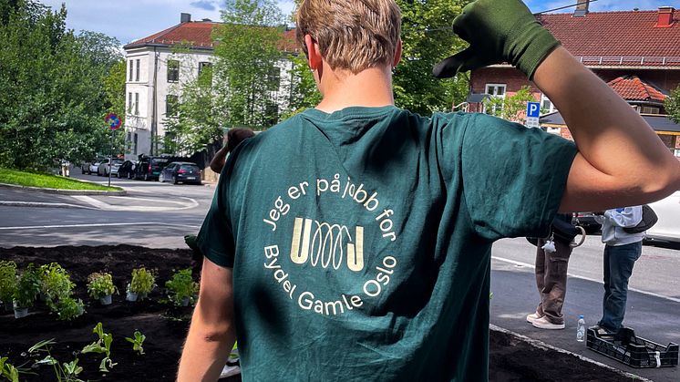 Jeg er på jobb for Bydel Gamle Oslo sier t-skjortene som ungdommene bruker på jobb. Foto: Bydel Gamle Oslo