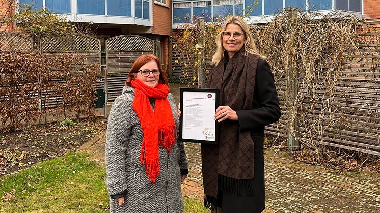 Lokal vinnare av Årets hållbarhetsförening i Halland, Brf Tre Björnar. Från vänster: Eva Birgersdotter Andersson, ordförande samt Jeanette Bernhard Bertilsson, marknadsområdeschef på Riksbyggens förvaltning i Halland