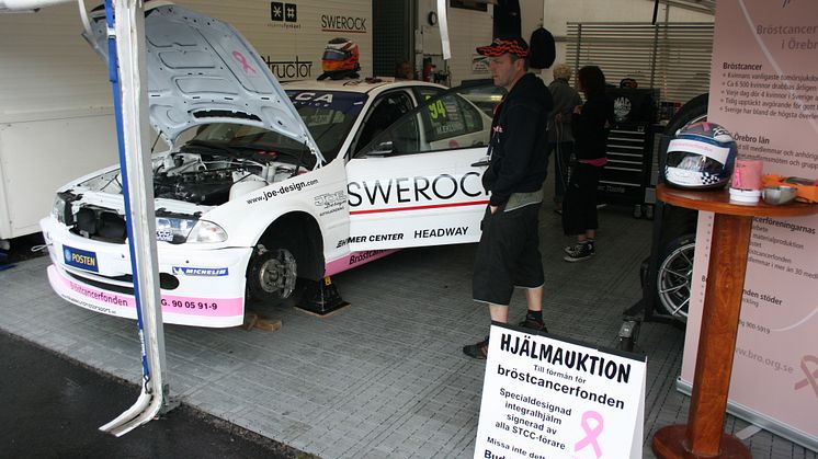 Racerföraren Mikael Eklund bidrar till bröstcancerforskning
