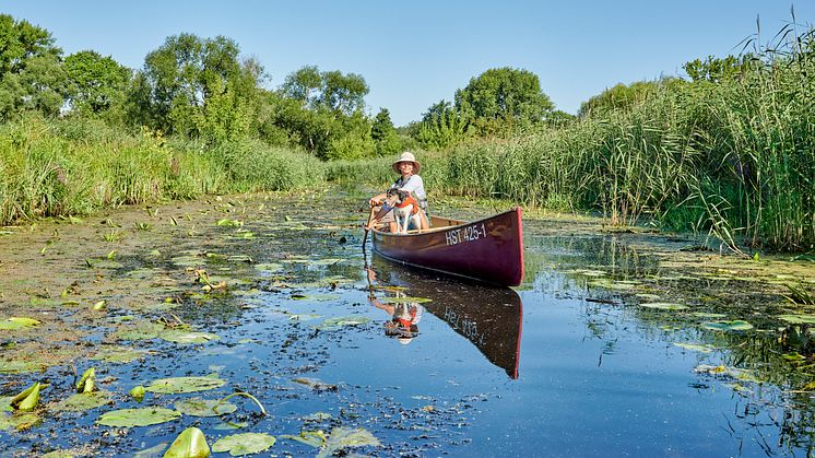 Mescherin_Frau_mit_Hund_beim_Kanufahren;an_der_Oder.jpg