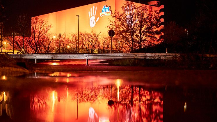 Das dm-Verteilzentrum in Weilerswist erstrahlte am 25. November 2024 im Rahmen von "Orange the World" in leuchtendem Orange. 