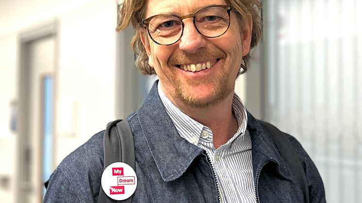 Jonas Bygdeson i skola, stående.jpg