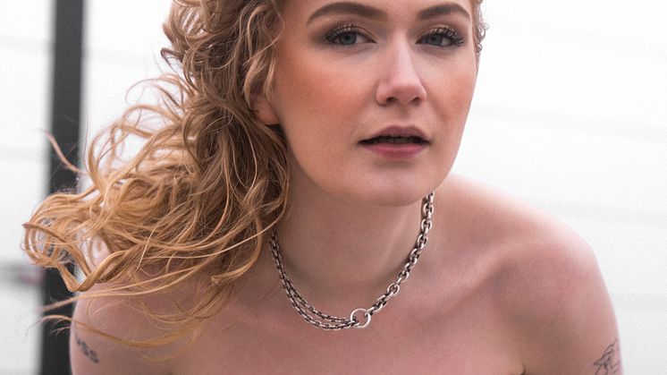 Elin Wiigh släpper singeln ”Jag är ett monster” 3 maj – om ADHD och självhat
