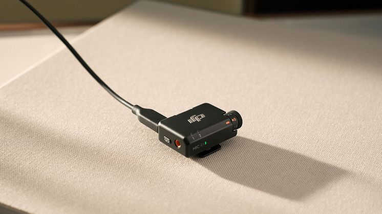 DJI Mic Mini Receiver Connecting with DJI Mic Mini USB-C Charging Cable.jpg
