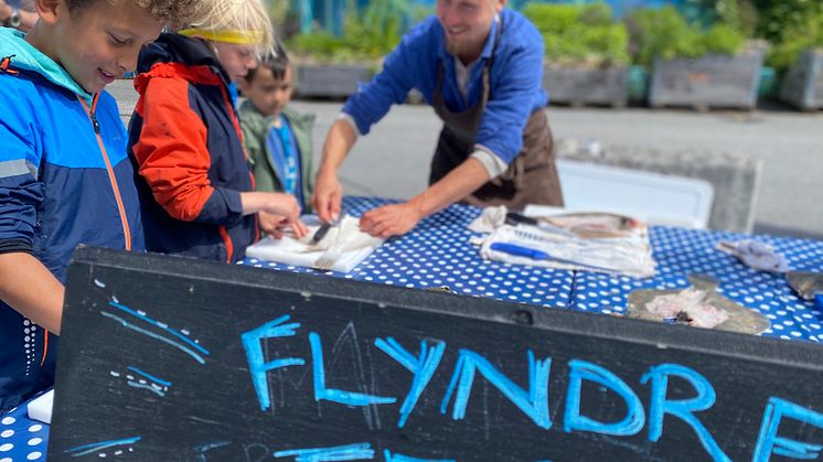 Markus lærer opp en ny generasjon med fiskeskjærere 