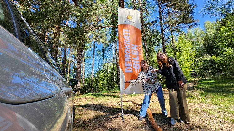 Miriam Adolfsson och Malin Qvarnström åker på turné med Demokratibilen.