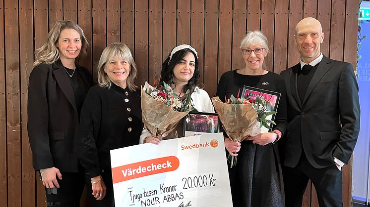 På bilden syns två av pristagarna i Dalarna Science Parks idétävling, Dalarna Innovation Days Challenge, Nour Abbas och Ann-Catrin Hjelte, omgivna av Elin Holst Granlund, Katarina Nordin Kajblad och Björn Äng från Region Dalarna.