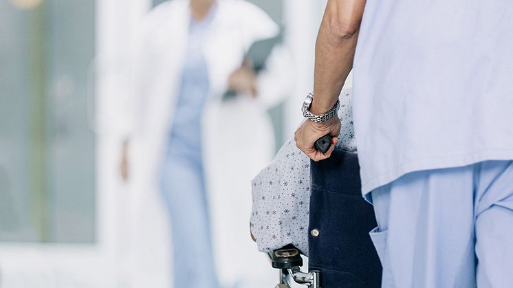 Genrebild. foto: Shopify Partners at Burst, https://www.shopify.com/stock-photos/photos/doctor-approaches-patient