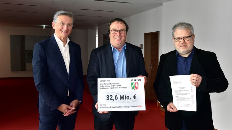 Im Bild sind DSW21-Finanzvorstand Jörg Jacoby, NRW-Verkehrsminister Oliver Krischer und Oliver Runge, Fachgruppenleiter Investitionsförderung Westfalen/SPNV beim VRR (v.l.) zu sehen.