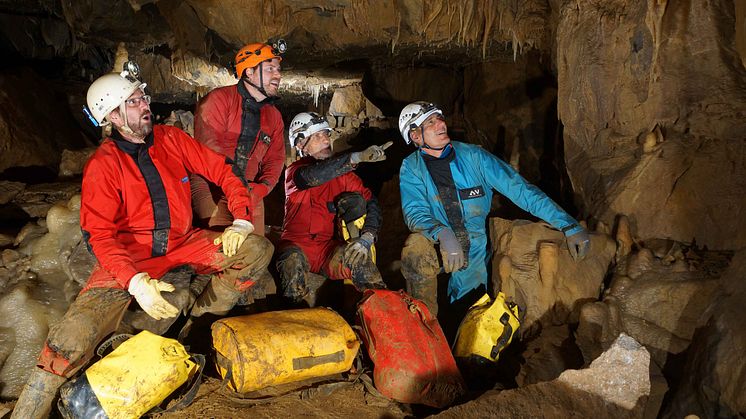 Gruppenbild mit Sensationsfund in der Riesenberg-Höhle.jpg