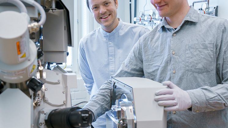 Erik Olof Wiklund och Nils Hauff vid mikroskopet - stående.jpg