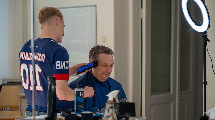 Fredrik Löfqvist blir klippt av Kevin-2387 MND.jpg