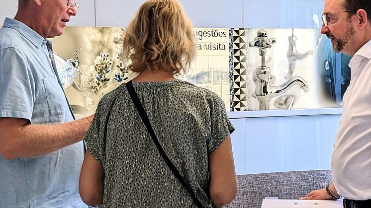 Ein Mann und eine Frau werden in einem professionellen Badstudio beraten.