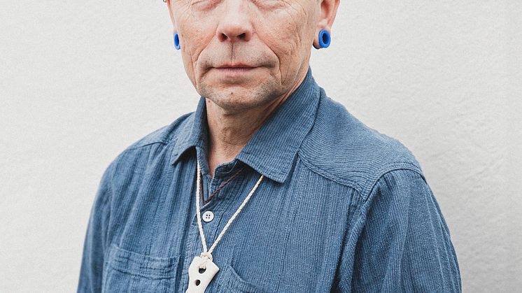 Ola Stinnerbom porträtt mot vägg.tif