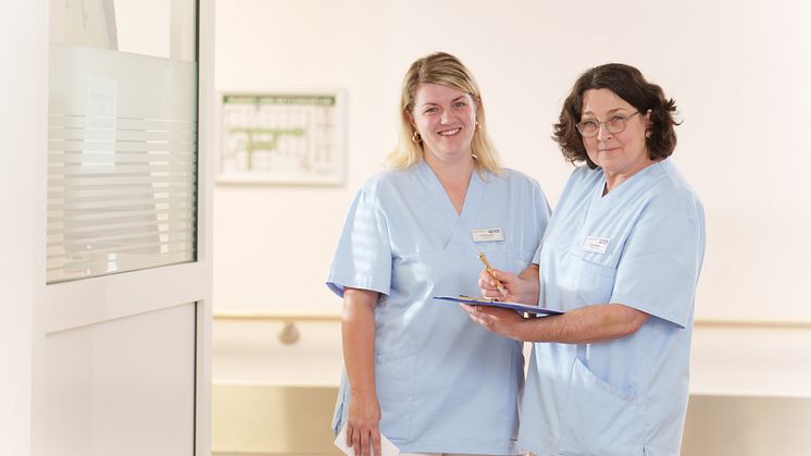 Kolleginnen im Gespräch: Gesundheits- und Krankenpflegerin, Parkinson Nurse, Carmen Weber (rechts) und die angehende Parkinson-Nurse Katharina Boksgorn (links). (Foto: Hephata-Archiv/Stefan Betzler) 