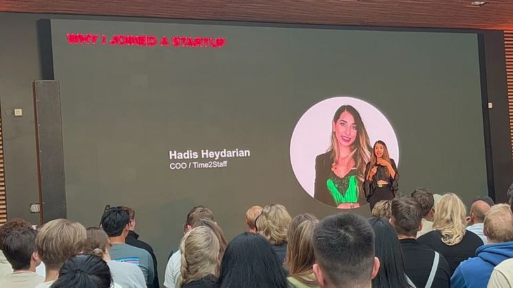 Hadis Heydarian, COO i Time2Staff fremfører på arrangement hos Startuplab i Bergen.