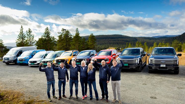 Ansatte i Ford Motor Norge jubler over det gode nyttekjøretøysalget i 2024. Fv. er Asgeir Nordeng, Fredrik Kristiansen, Truls Thorgeirsson, Anne Sønsteby, Karoline Holmen, Espen Markussen og Roar Kvernhusengen.