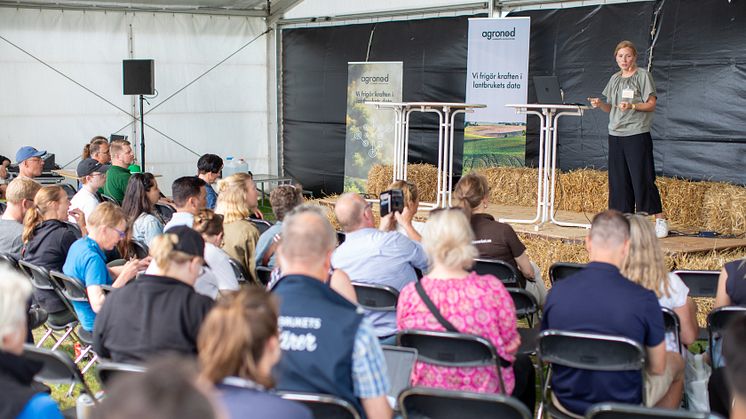 Agronods vd Emilia Liljeström på scen under förra årets mässa. Foto: Borgeby fältdagar