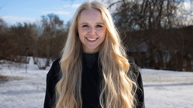 I sommar kan man se Alva Olsson i rollen som Amor i operan Poppeas kröning i Vattnäs Konsertlada. (Foto: Anders Walls Stiftelse)