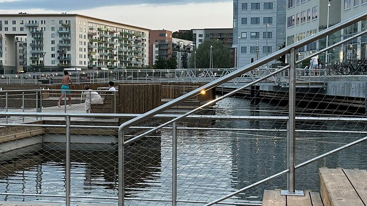 Den 14 juni 2025 öppnade Marieviksbadet, Stockholms första kajbad. Fox Belysning levererade 120 st HLS ledstångsbelysning.