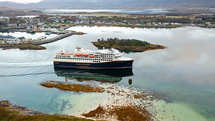 Havila Capella in Brønnøysund. (Photo: Martin Giskegjerde/Oclin)