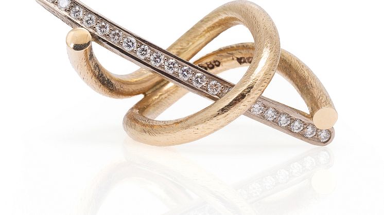 Jytte Kløve- "Oval with a line" ring af 14 kt. guld prydet med talrige brillantslebne diamanter på i alt ca. 0.45 ct. Vurdering- 20.000 kr..jpeg