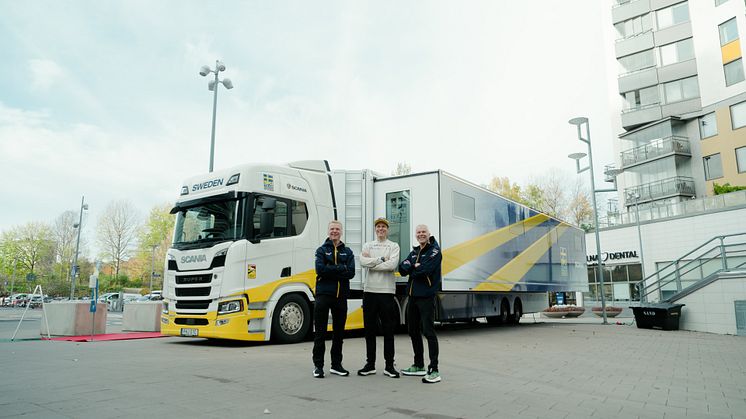 Chaufför Jan Eriksson med svenska vallachefen Anders Svanebo och längdchef Lars Öberg. Foto: Erik Hallin