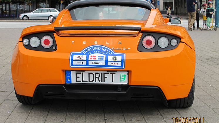 Modernt startfält i fulltecknat elbilsrally