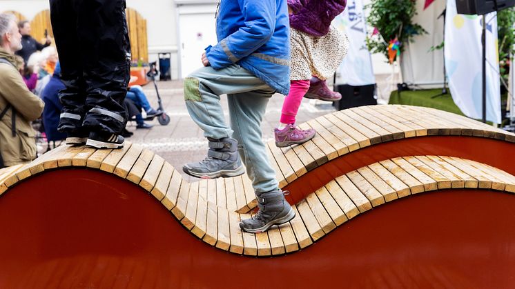 Sitt- och lekmöbel Vårväderstorget. Fotograf: Carina Gran.