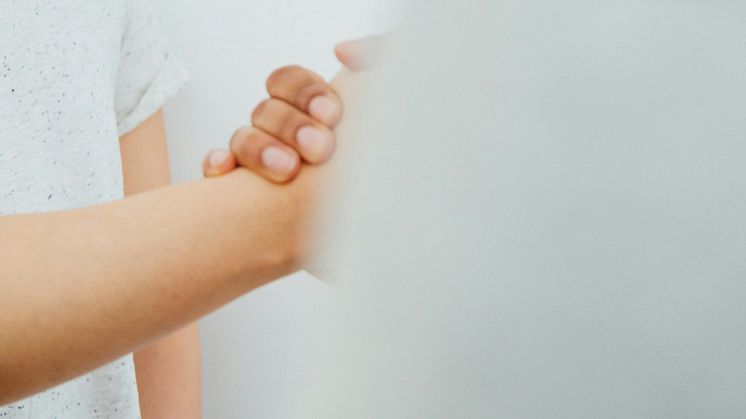 Ebba Noland, doktorand vid Umeå universitet, undersöker faktorer som påverkar rättspsykiatriska patienters återanpassning till samhället efter avslutad vård, och betonar vikten av strukturerat samhällsstöd för att minska risken för återfall.