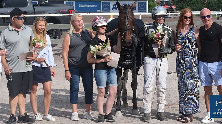 En riktig skräll levererade Robert Bergh bakom sitt nyförvärv I.D.Got A Colt som segrade i Ina Scots Ära och tjänade hela 300.000 kr till sin nya ägare. Foto: Magnus Strömsten.