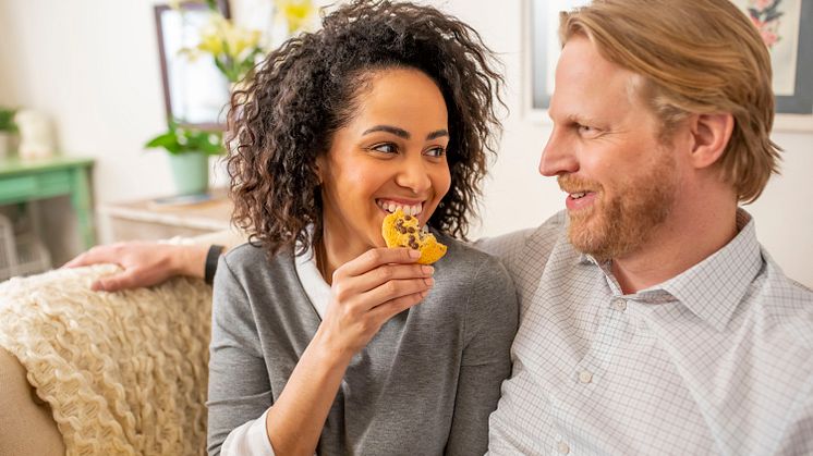 Konsument*innen bevorzugen weiterhin Snacks gegenüber traditionellen Mahlzeiten - das zeigt die fünfte „State of Snacking™“-Studie von Mondelēz International. Besonders großen Wert legen Konsument*innen dabei auf achtsames Snacking, das sogenannte