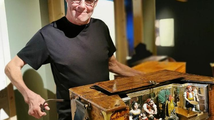 Mats Krouthén demonstrer et av de spillbare dreiepositivene. Foto: Ringve Musikkmuseum