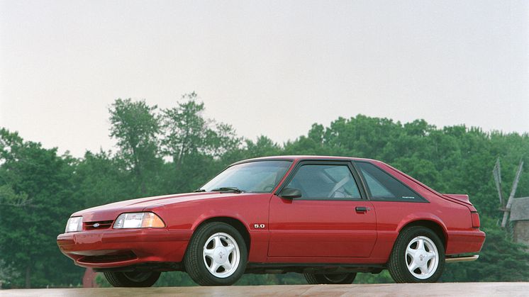 1992_Ford_Mustang5-0.jpg