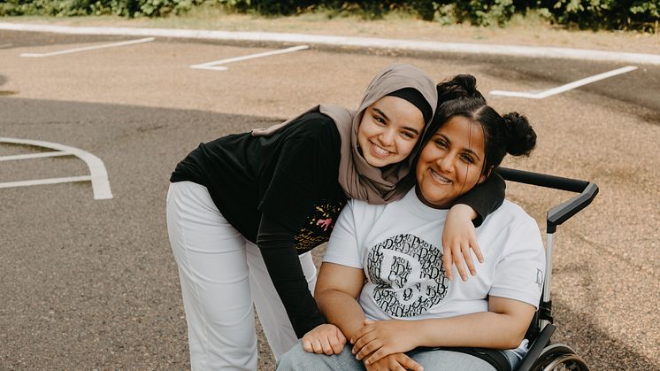 Minna Alhassani och Fadek Shaseb är två av ungdomarna på Erikshjälpen Framtidsverkstad i Adolfsberg.